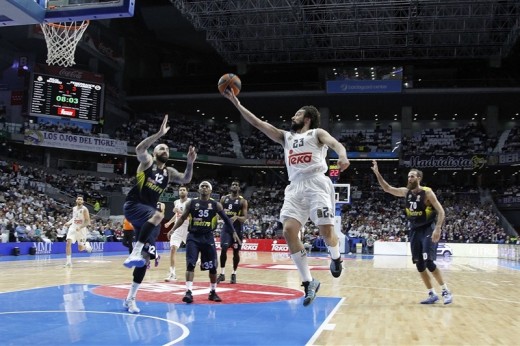 Bandeja de Llull ante Pero Antic (Foto: euroleague.net)