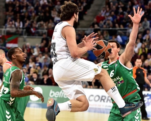 Llull penetra en una acción del partido (Foto: Euroleague.net)