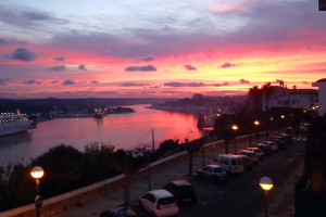 Amanecer en el puerto de Maó (Foto: Tolo Mercadal)