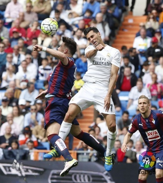 Sergi Enrich salta con Arbeloa (Foto: laliga.es)