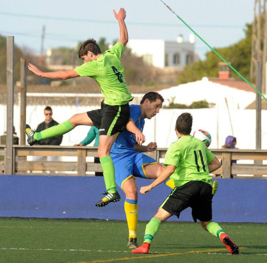 Zurbano controla un balón ante dos jugadores del Platges.