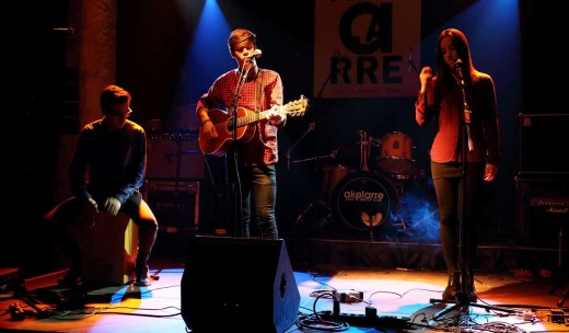 Àngel Gómez (centro), junto a Iván Etchebere y Clara Febrer (Z Àngel Gómez) en una de sus actuaciones en el Akelarre. Foto: Facebook Àngel Gómez.