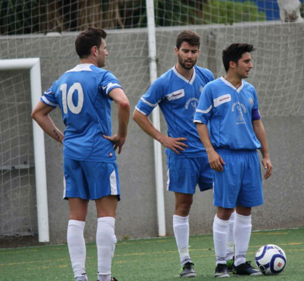 Tres jugadores del Génova, antes del lanzamiento de una falta (Foto: futbolbalear.es)