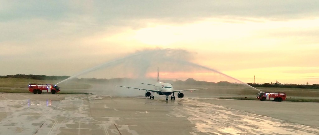 Arco de agua a la llegada del primer vuelo de British Airways procedente de London-Heathrow  (Foto: Aena)