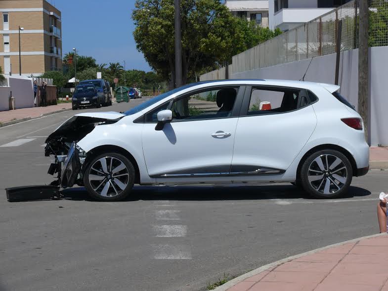 Imagen de cómo quedó uno de los vehículos tras el accidente (Fotos: Policía Local)