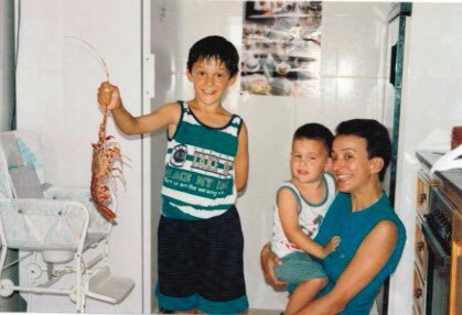 Llull, junto a su hermano Iván y su madre (Foto: @23Llull)