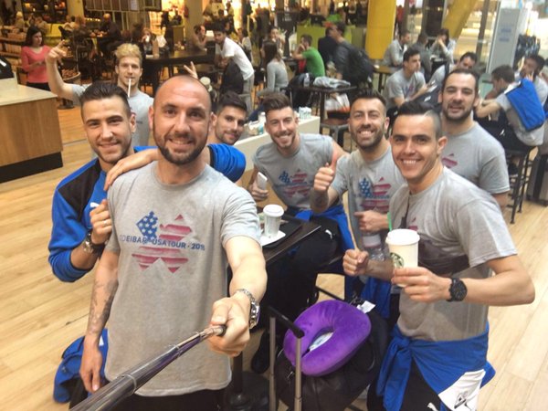 Enrich y varios jugadores del Eibar, en el aeropuerto rumbo a EEUU (Fotos: SD Eibar)