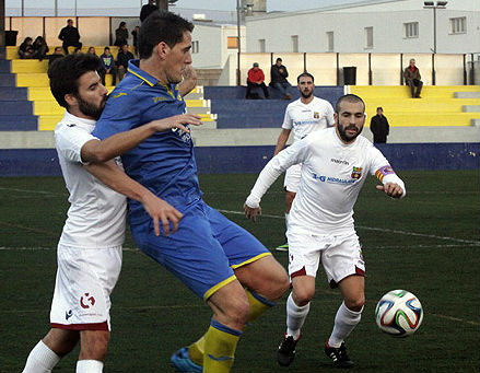 Zurbano trata de controlar un balón ante dos defensas (Foto: Tolo Mercadal)