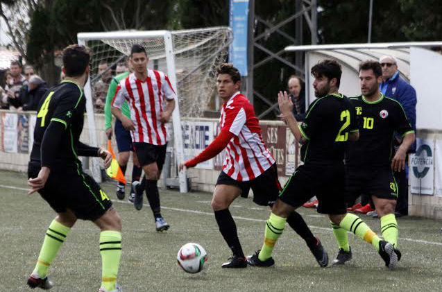 David Mas trata de superar a varios jugadores del Montuïri (Foto: futbolbalear.es)