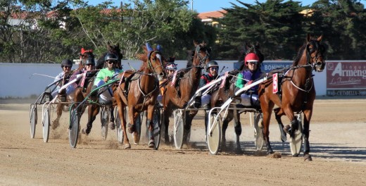 Momento de una carrera en el hipódromo de Maó