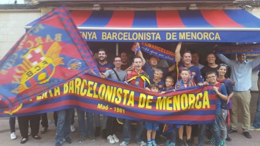 Hinchas del Barça celebrando el título en Maó.