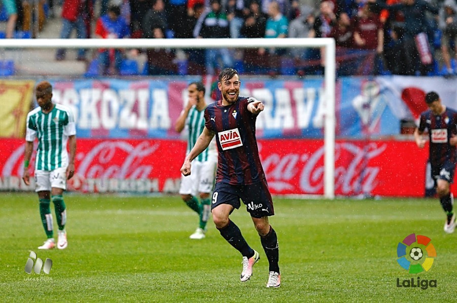 Sergi Enrich celebra el gol logrado ante el Betis (Foto: laliga.es)