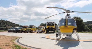 Vehículos y helicóptero del dispositivo.