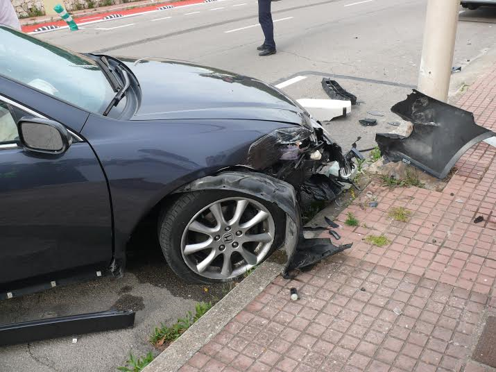 Imagen del coche accidentado tras impactar contra la farola (Foto: Policía Local de Ciutadella)