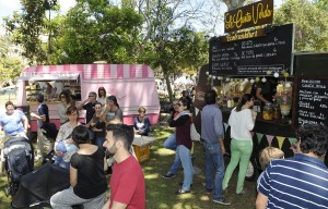 Encuentro de 'food trucks' y puestos locales para una deliciosa oferta gastronómica. FOTO.- Tolo Mercadal