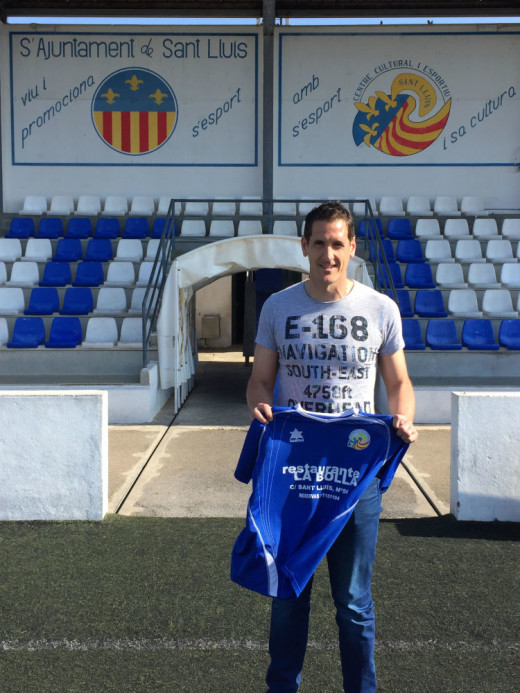 Zurbano, posando con la camiseta del Sant Lluís (Foto: ccesantlluis.es)