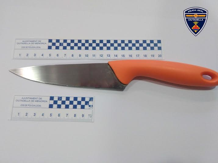 Este es el cuchillo que los agentes encontraron en el bolso (Foto: Policía Local de Ciutadella)