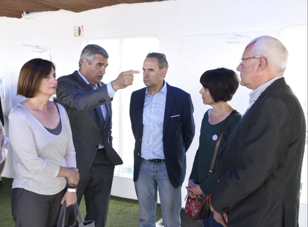 Autoridades y gestores de Baleària, duranta la presentación del barco.