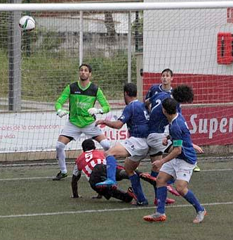 Domi remata en el partido ante el San Rafael (Foto: deportesmenorca.com)