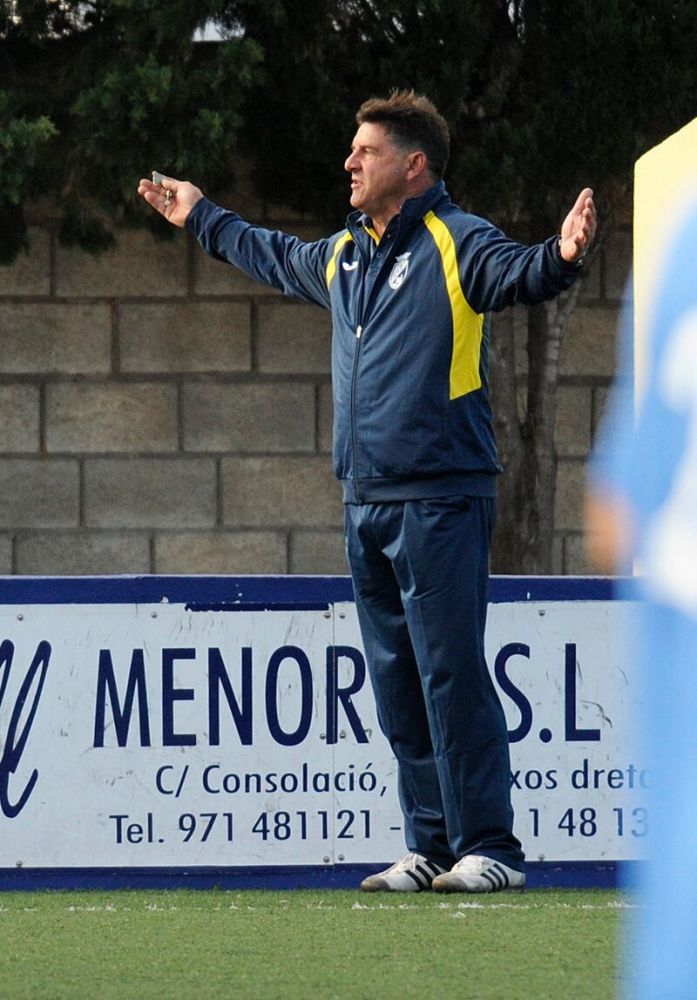 Pere Vadell, gesticulando en un partido del Penya (Foto: Tolo Mercadal)