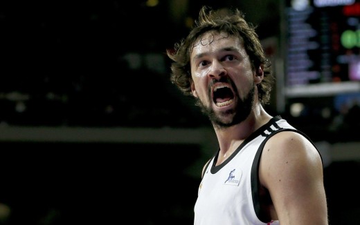 Llull, celebrando una canasta.