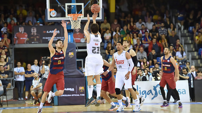 Llull ejecuta uno de los triples que logró en el primer cuarto (Foto: acb.com)