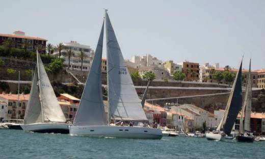 Un momento de la regata en aguas de Maó.