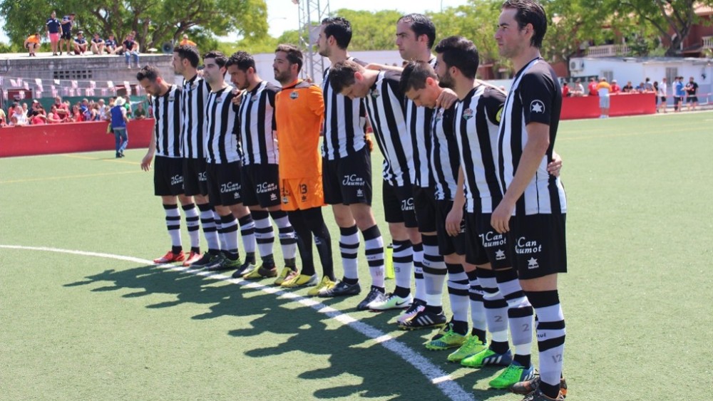 Formación del Alaior este domingo en Son Cladera (Fotos: futbolbalear.es)