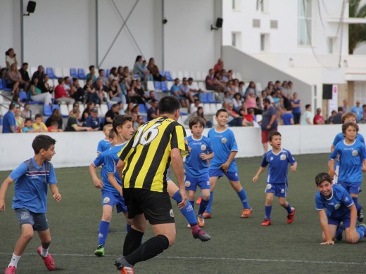 (Fotos) Un partido de 1 contra 100 lleva la locura y la diversión a Sant Lluís