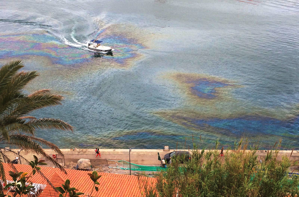 Imagen de la mancha de aceite en el puerto de Maó.