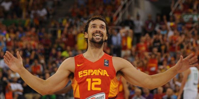 Llull celebra una canasta con la selección española.