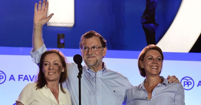 Rajoy, celebrando el triunfo en el balcón de la sede del PP.