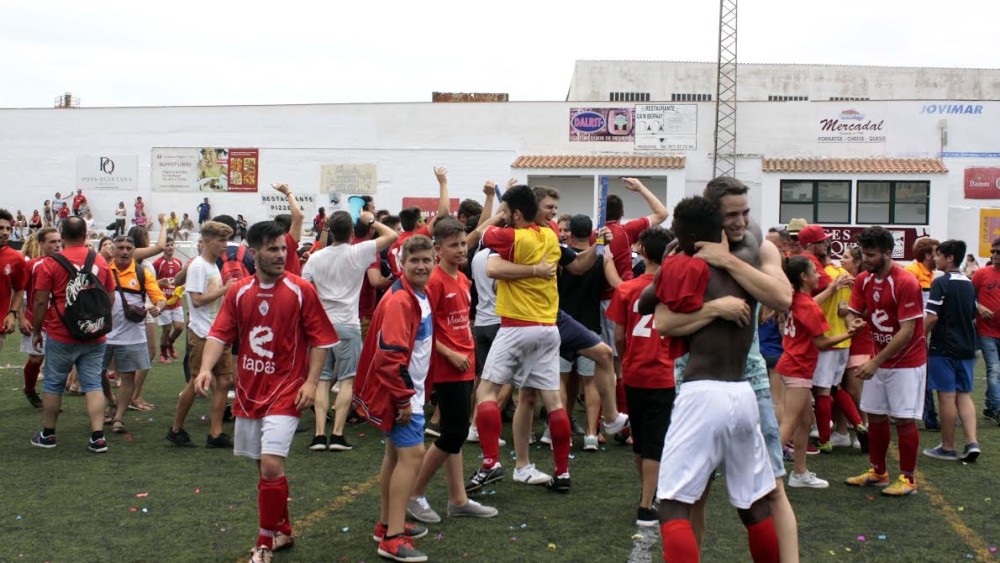 Jugadores y afición del Son Cladera celebran el ascenso (Fotos: deportesmenorca.com)