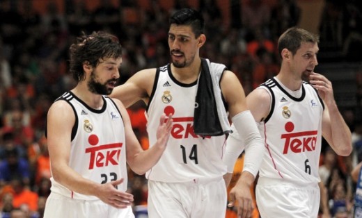 Llull, junto a Gustavo Ayón y Nocioni.