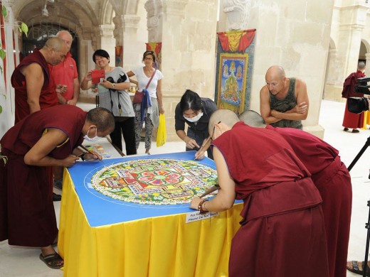 Así es el mandala de arena que los monjes budistas han creado en el Museu de Menorca