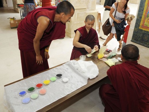 Así es el mandala de arena que los monjes budistas han creado en el Museu de Menorca