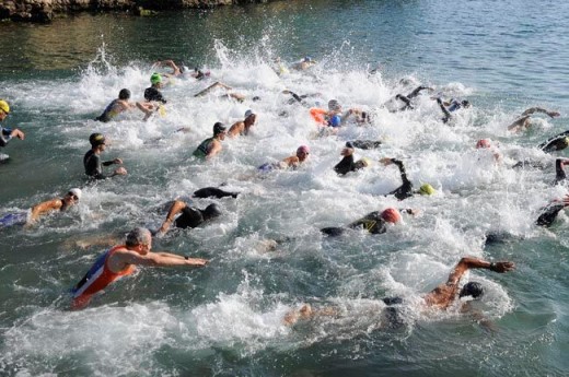 Triatletas en el agua en la edición del año pasado (Foto: Tolo Mercadal)