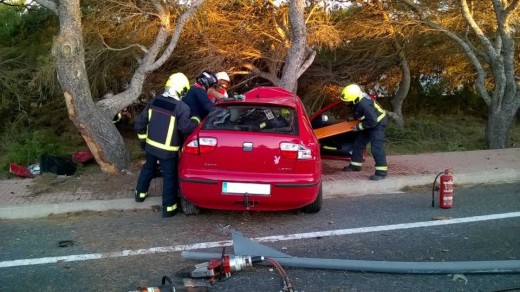 Bomberos de Ciutadella, actuando en el lugar del accidente (Foto: Policía Local)