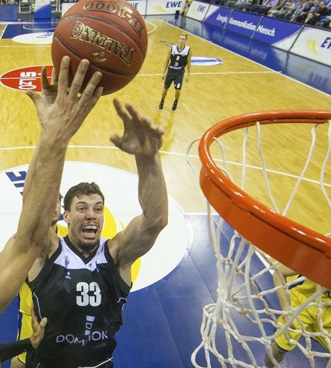 Alex Suárez, en un partido con el Bilbao Basket.