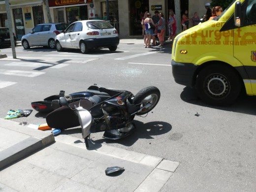 Aspecto en el que quedó la motocicleta tras chocar contra el coche.