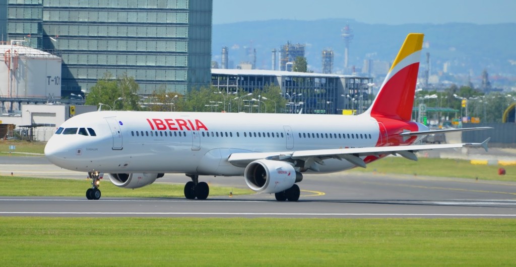 Avión de Iberia en el aeropuerto de Vigo.