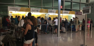 Colas que se encontraron los pasajeros de madrugada en El Prat.