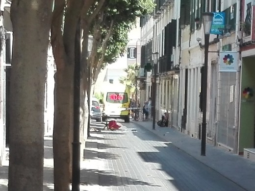 La Policía corta el Camí des Castell por la caída de numerosos objetos contundentes desde una ventana