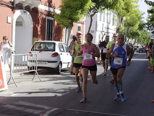 (Fotos) Calor, atletismo y diversión en la Milla d’Es Castell