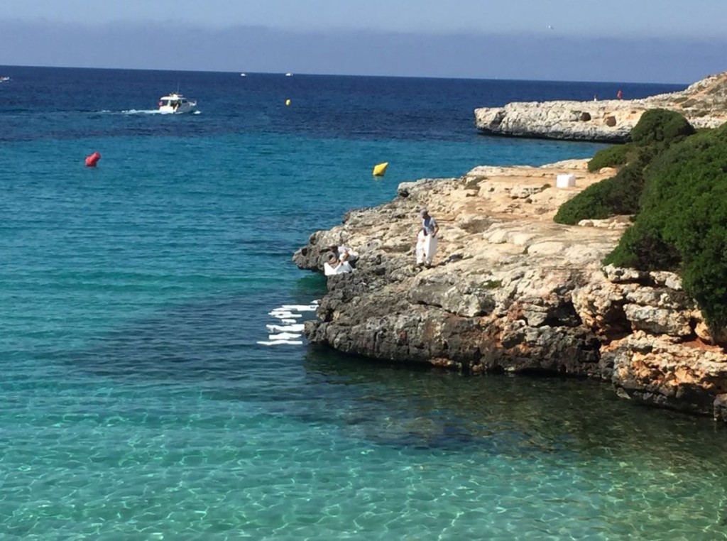 Imagen de los servicios de emergencia con las mantas en aguas de Ciutadella (Foto: CIME)