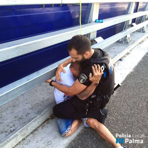 Imagen del Policía Local consolando al joven.