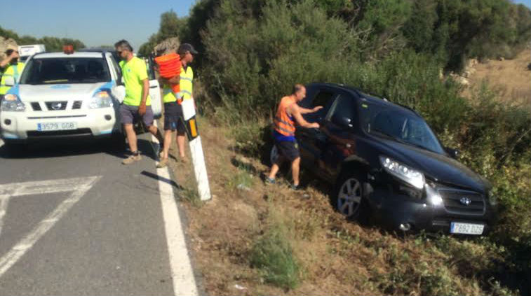 Imagen del accidente con un coche que ha salido de la calzada