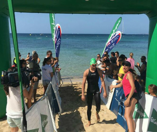 Joshua Torres, saliendo del agua tras el triunfo (Foto: Unisport Consulting)