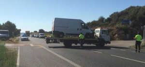 La furgoneta afectada, sobre la grúa.