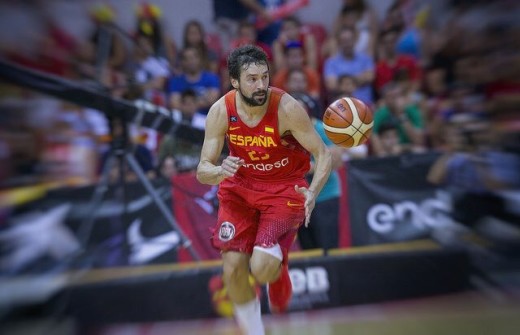 Llull bota el balón en un momento del partido.